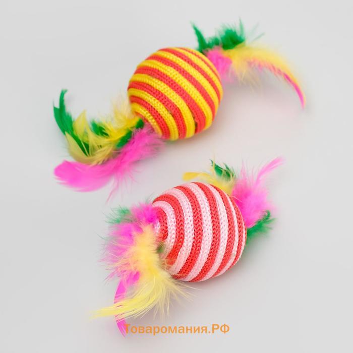 Шар-погремушка с перьями двухцветный, 4,5 см, красный/розовый